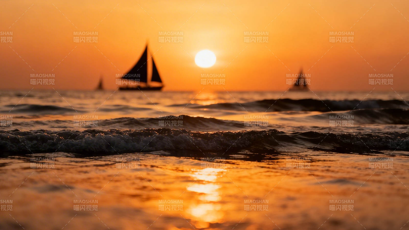 夕阳帆船 海浪鎏金图片
