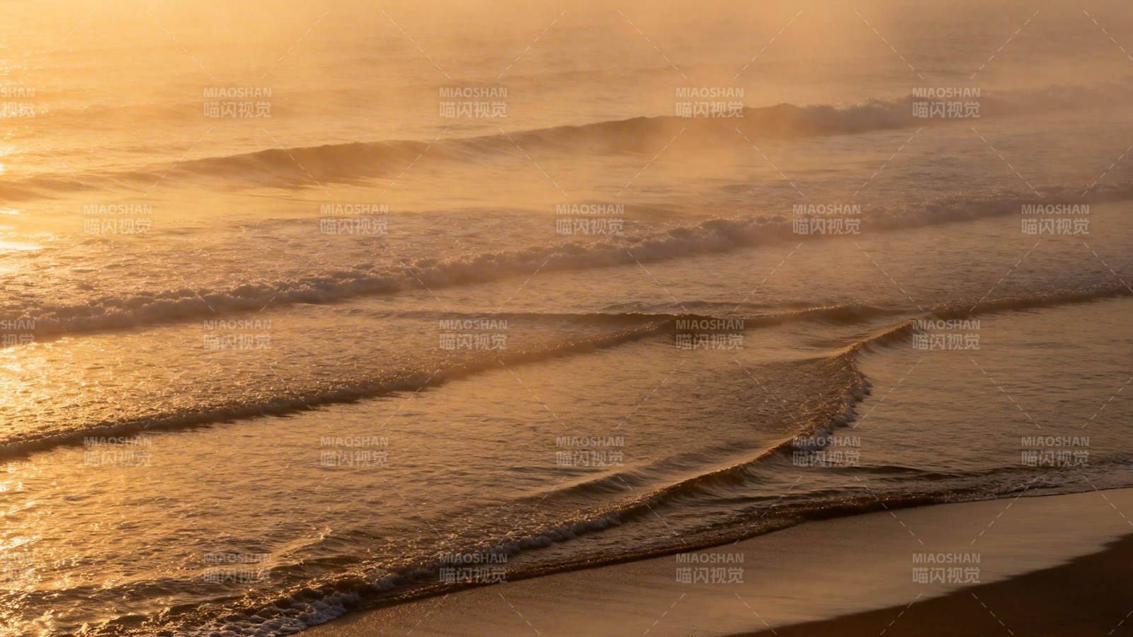 晨曦海浪轻抚沙滩图片