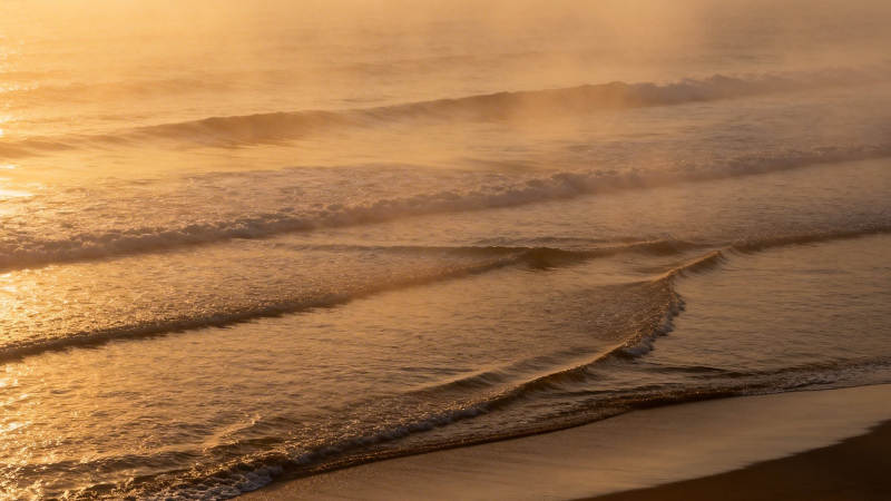 晨曦海浪轻抚沙滩图片