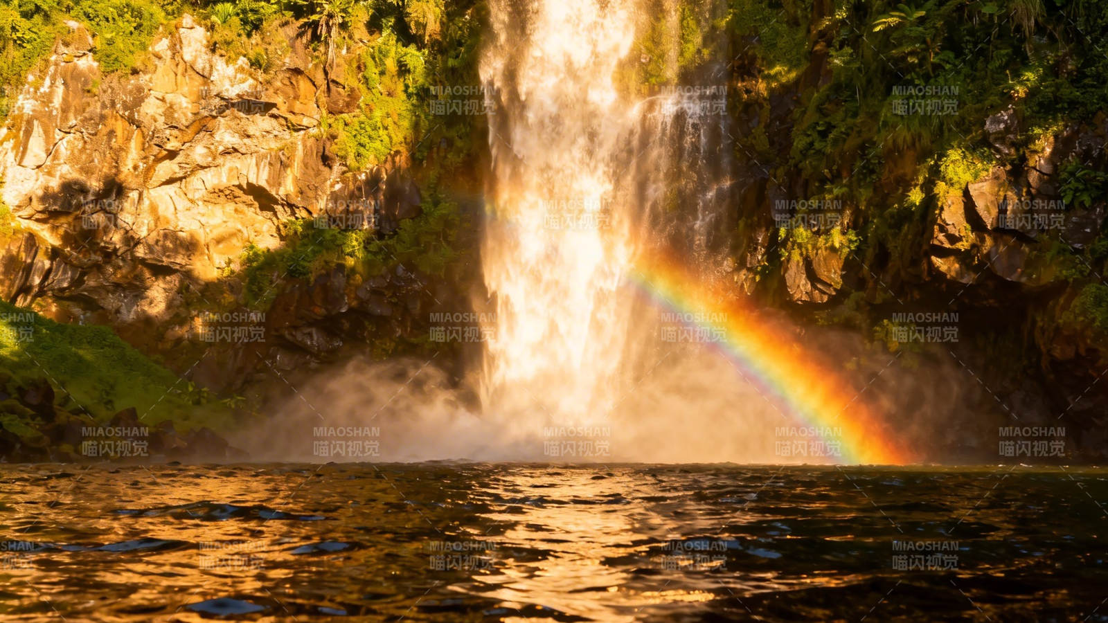 瀑布彩虹映金辉图片