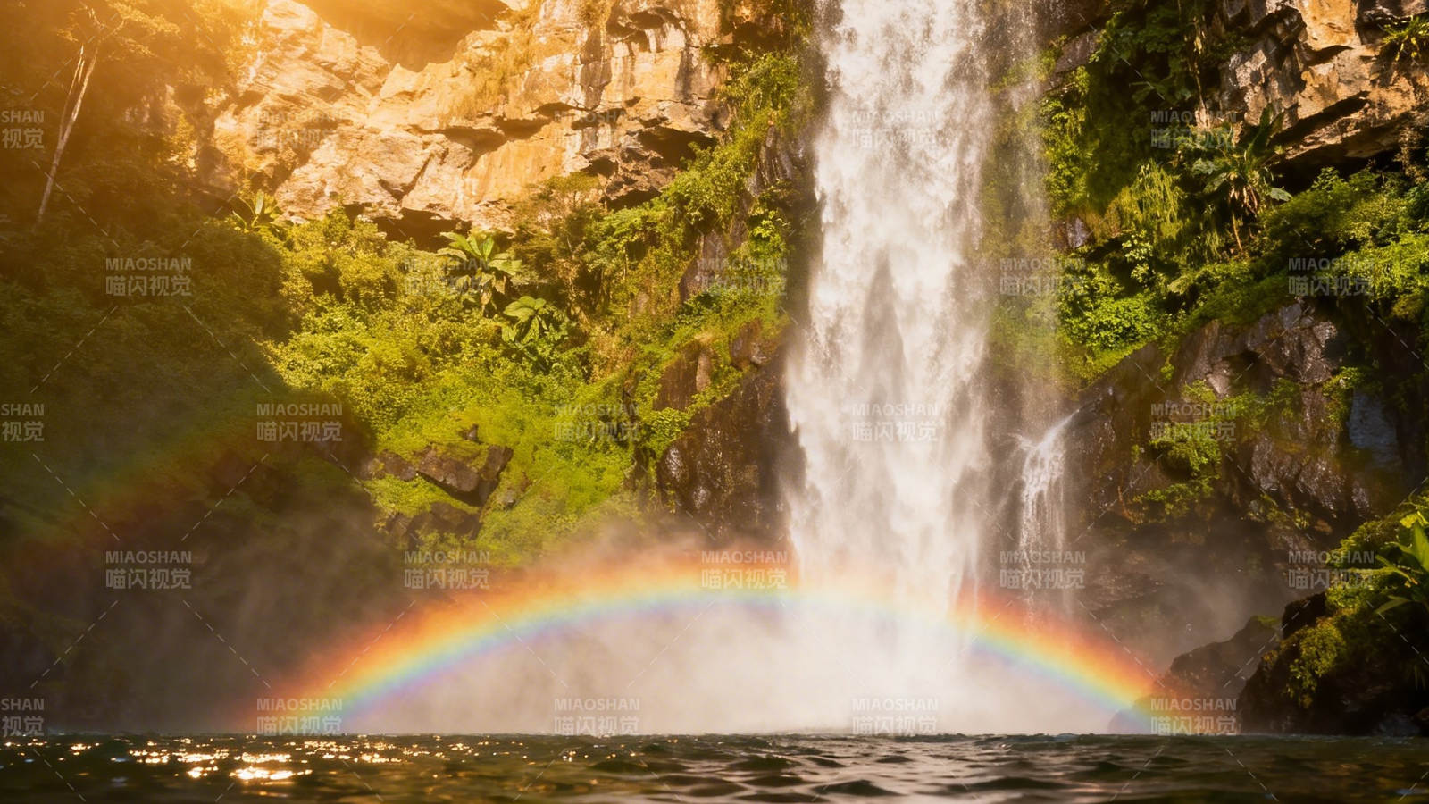 瀑布彩虹映山涧图片