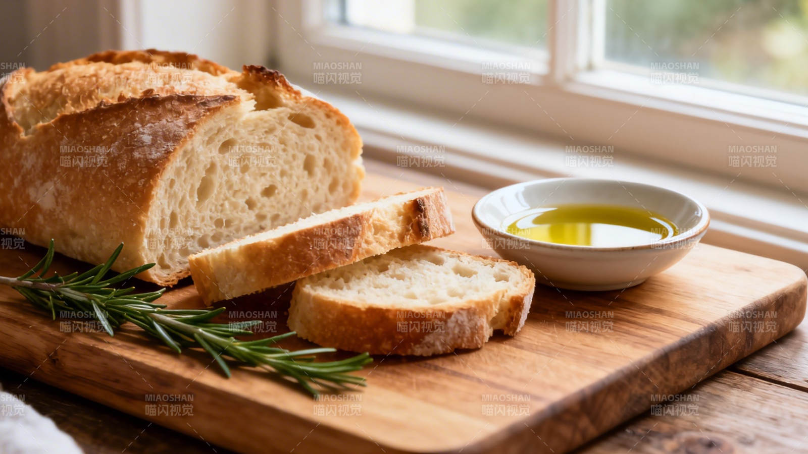 面包配橄榄油 窗边晨光香图片