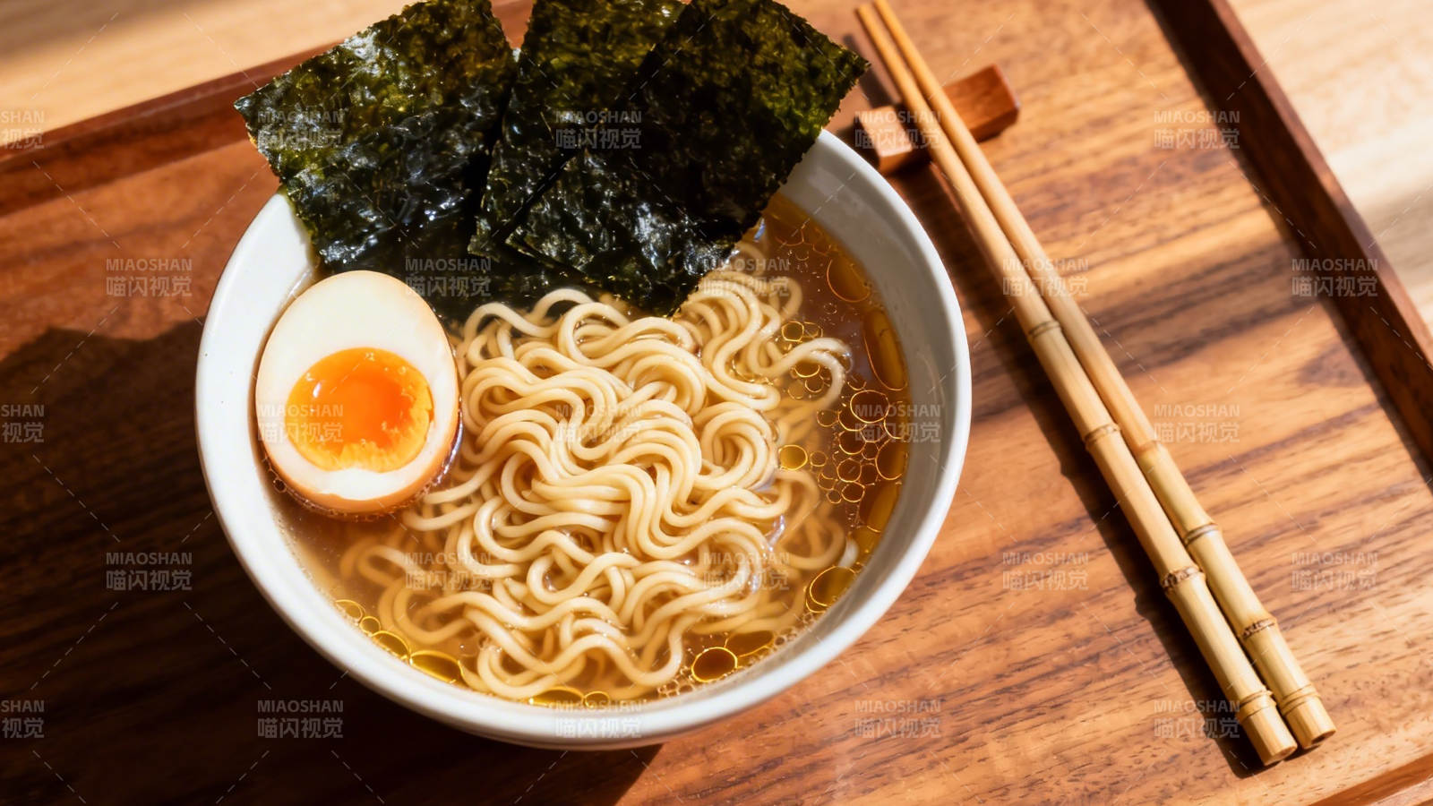 日式拉面配溏心蛋海苔图片