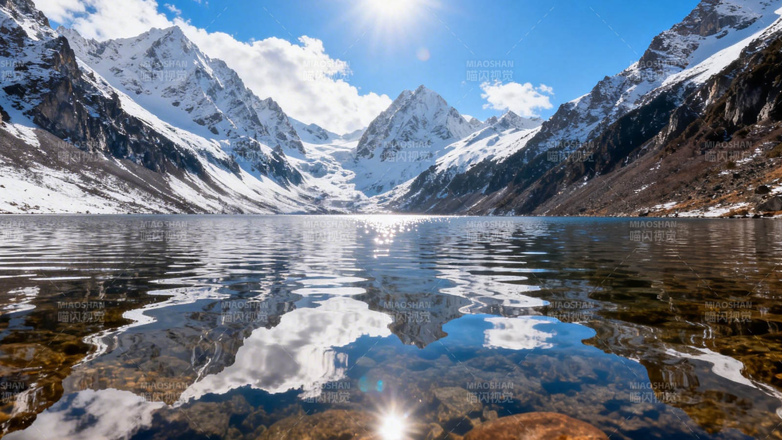 雪山映湖 天光共影图片