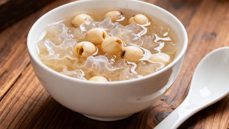 莲子银耳羹 温润养颜甜汤图片