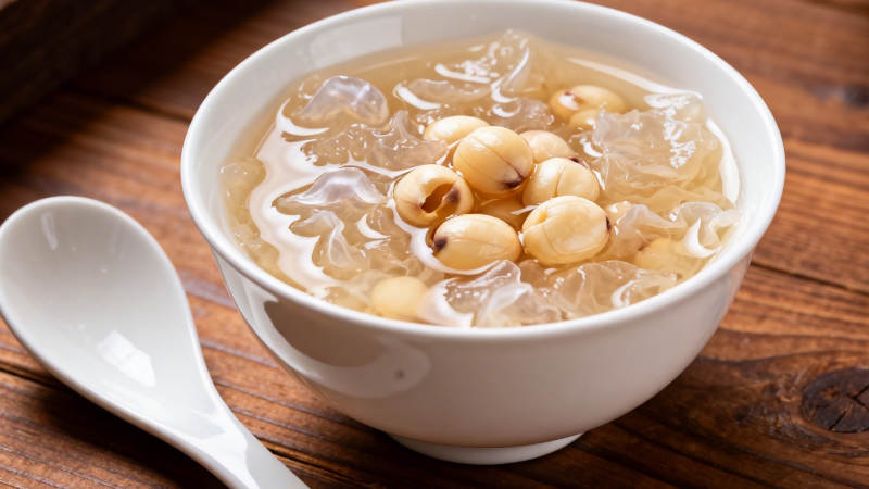 莲子银耳羹 温润养颜甜汤图片