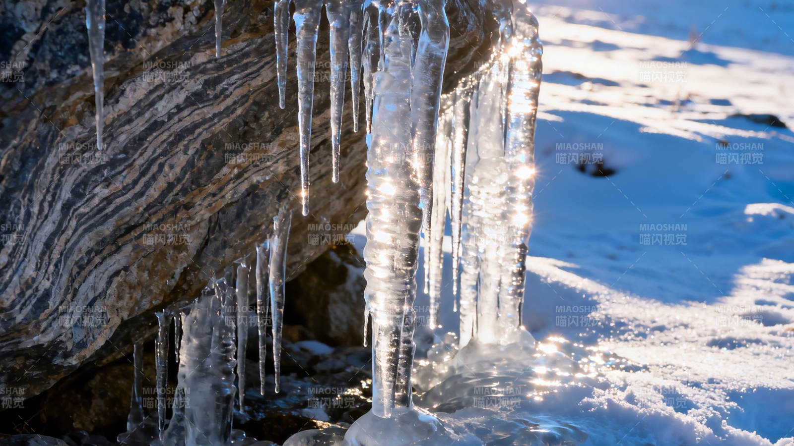 冰挂岩边 雪映寒光图片