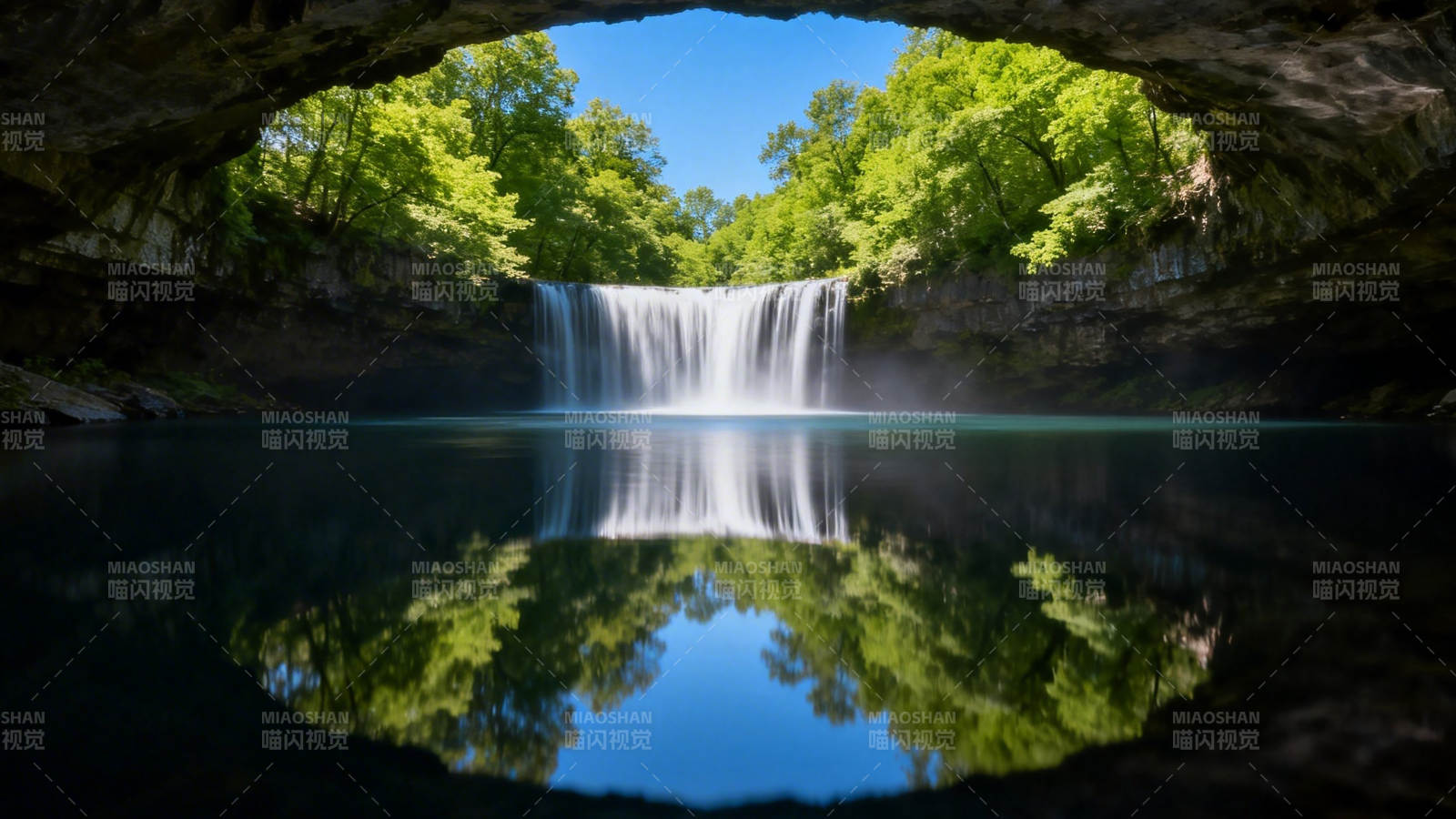 洞中瀑布 镜面倒影如画图片