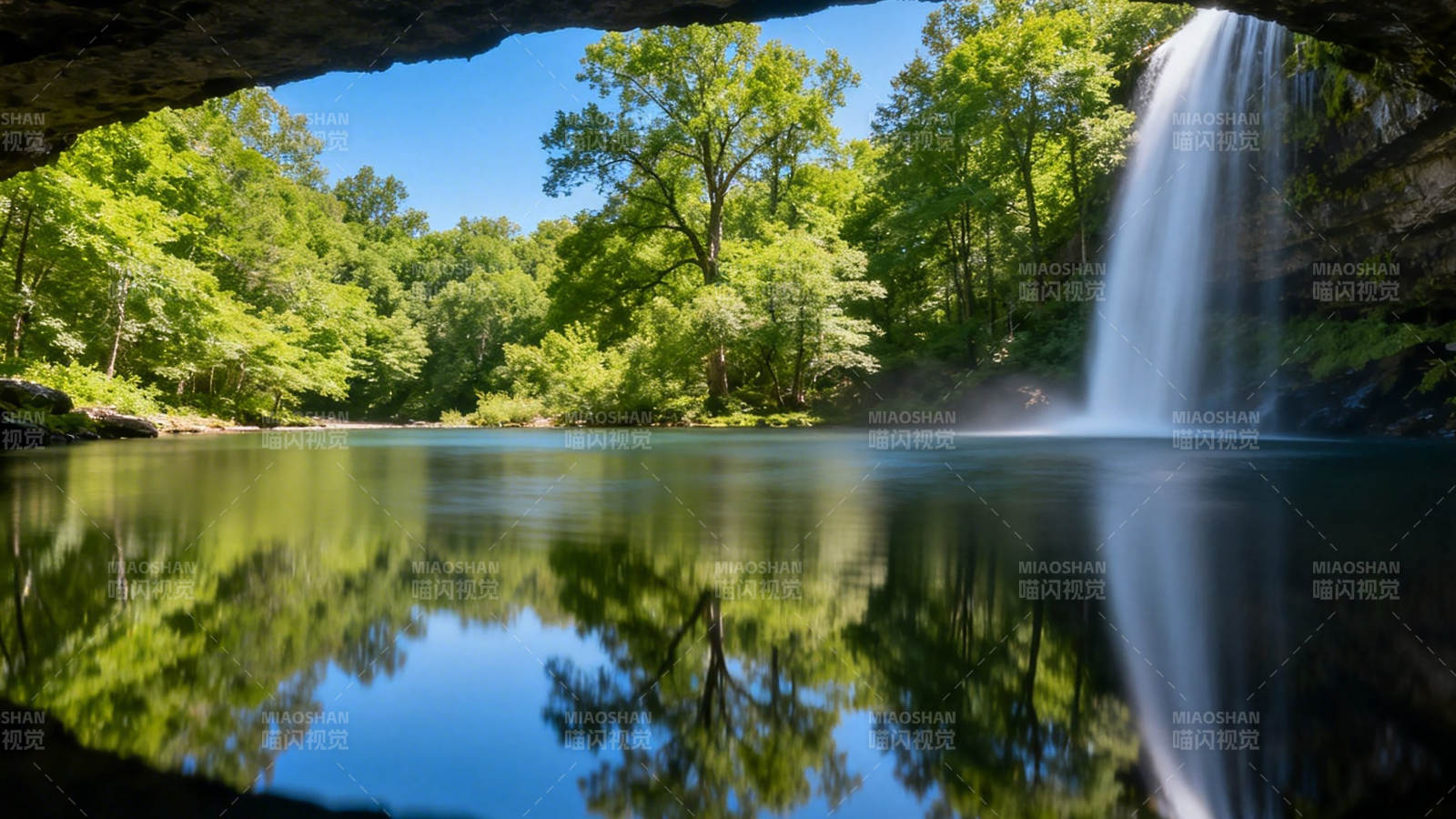 洞中瀑布映绿林图片