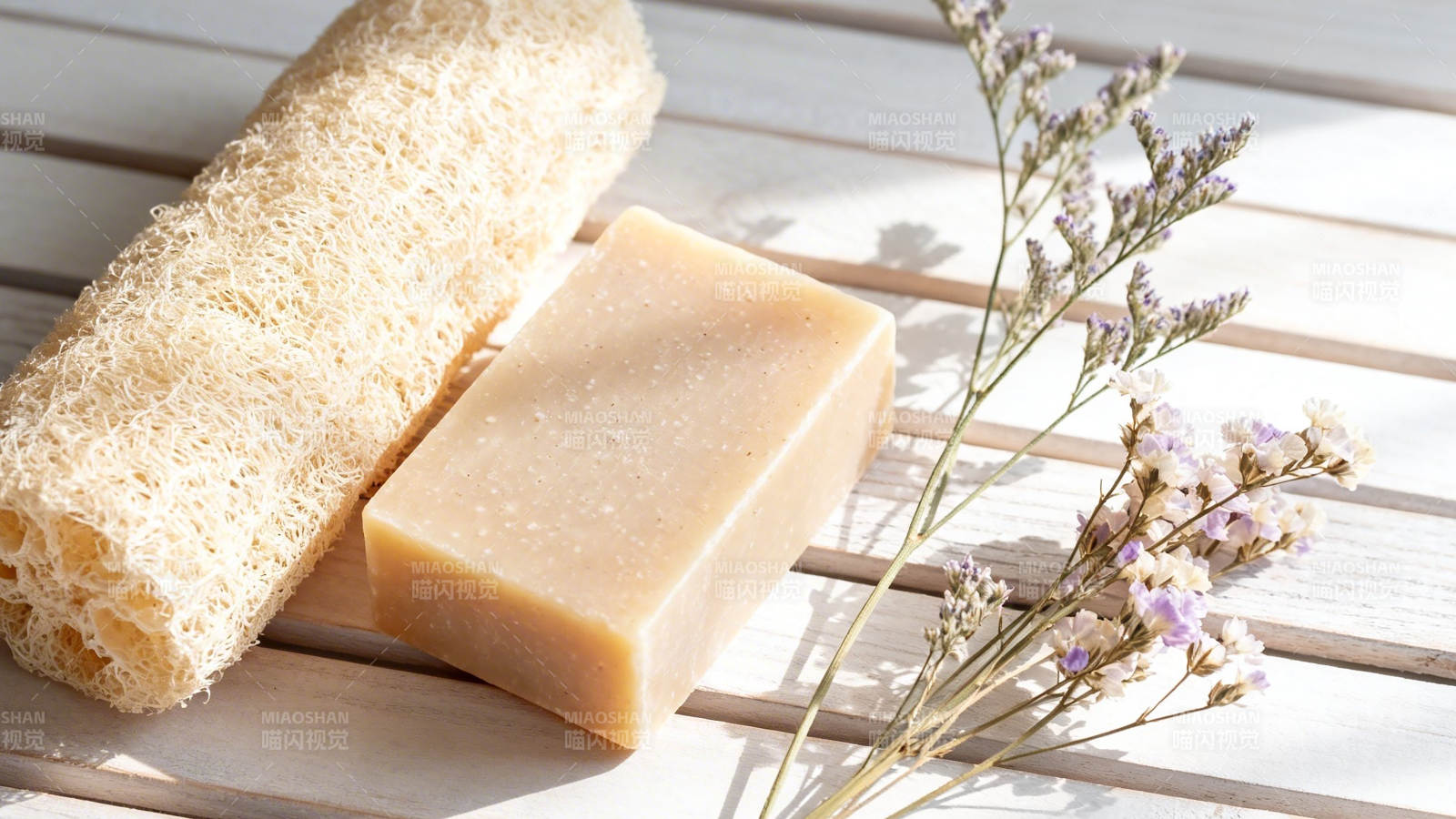 天然皂与干花静物图图片