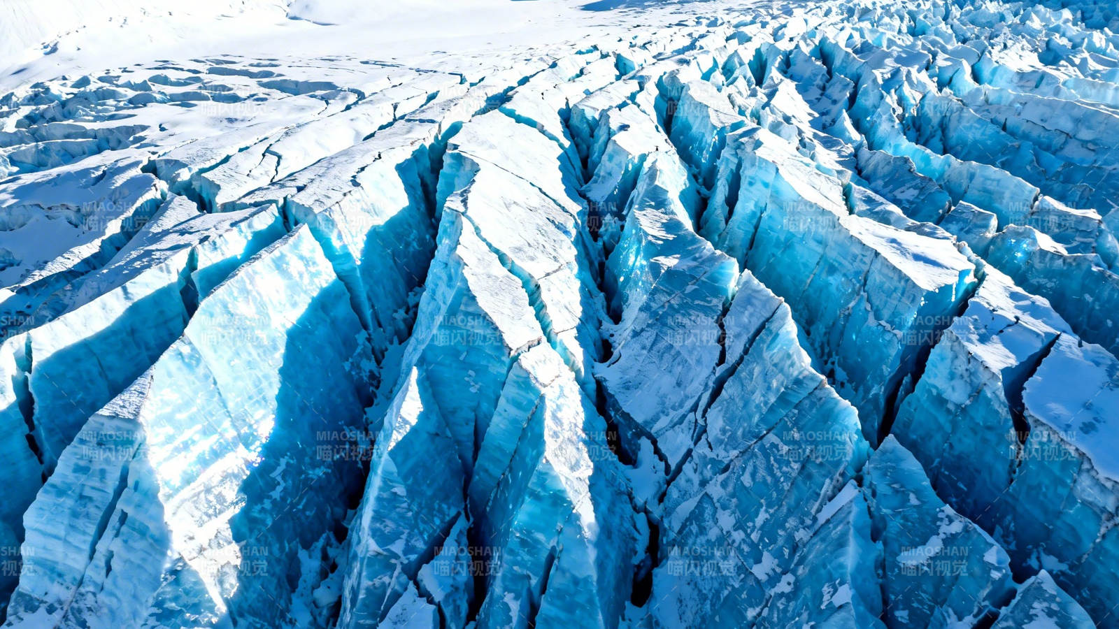 冰川裂隙 蓝白交织的壮美奇观图片