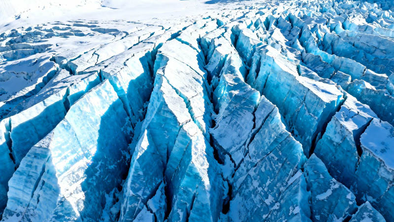 冰川裂隙 蓝白交织的壮美奇观图片