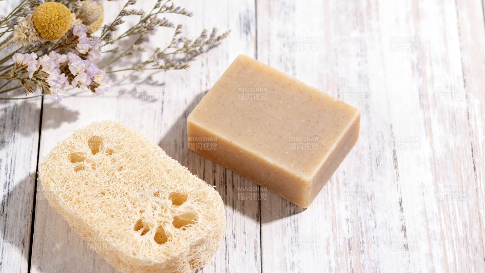 天然皂与海绵 清新沐浴时光图片