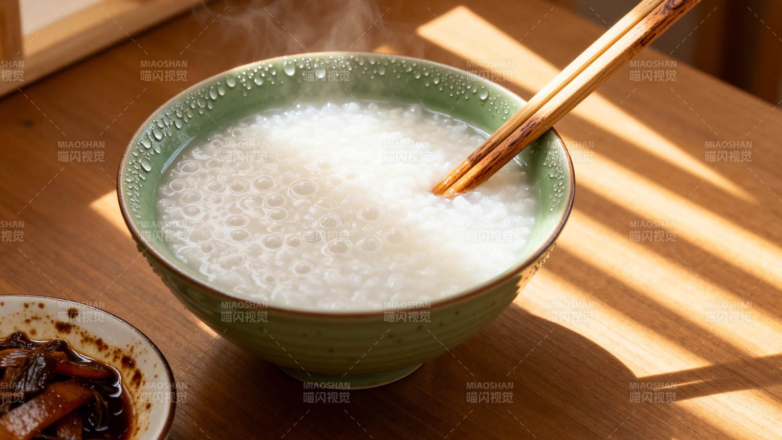 热粥配小菜 晨光暖胃香图片