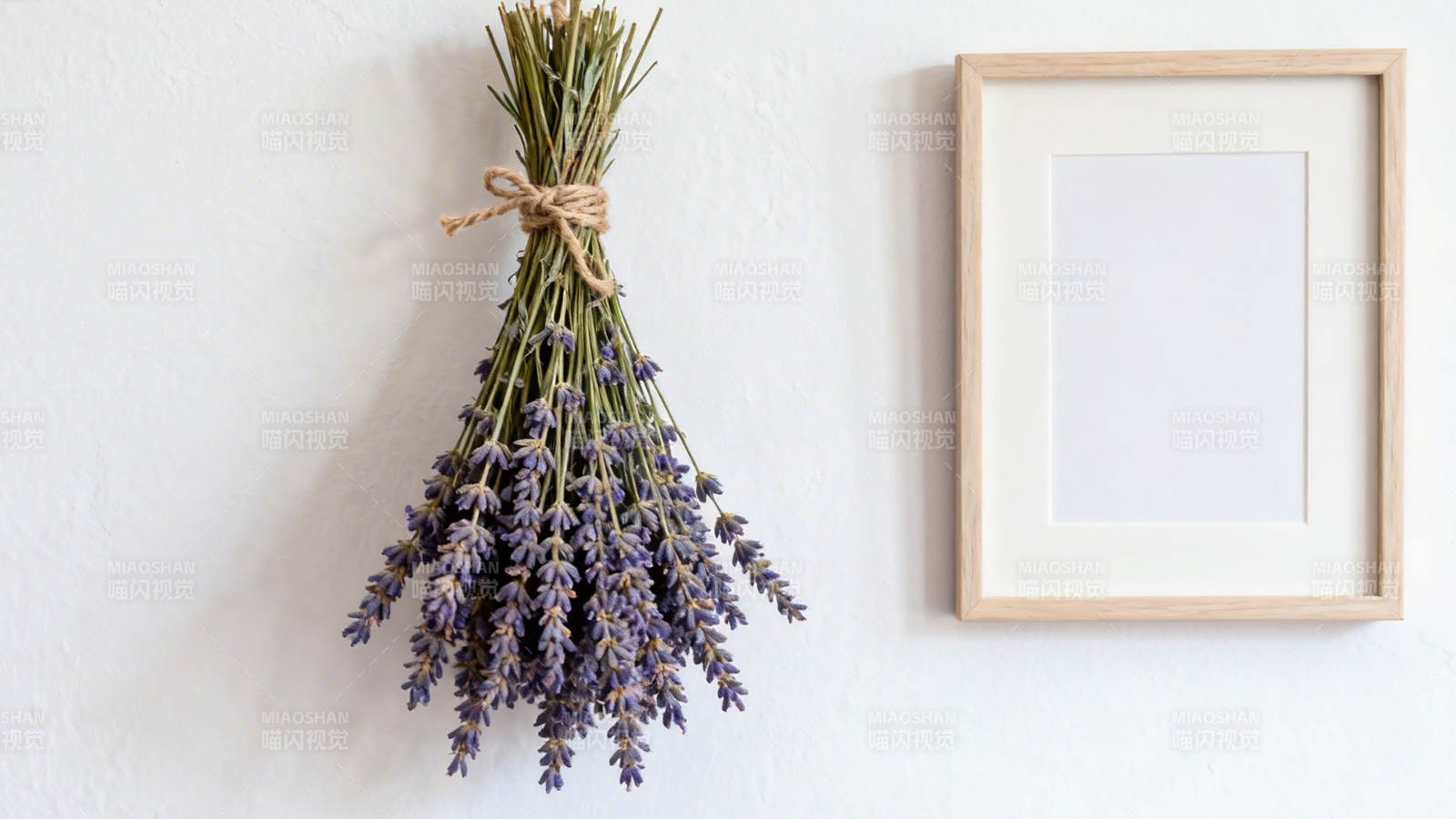 薰衣草束与空白画框静物图片