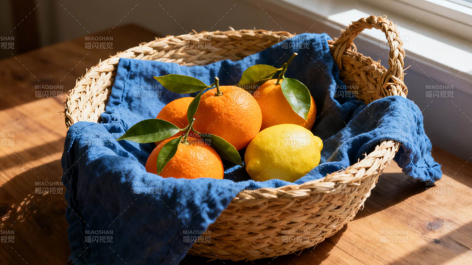 篮中橙柠檬 阳光暖木桌图片