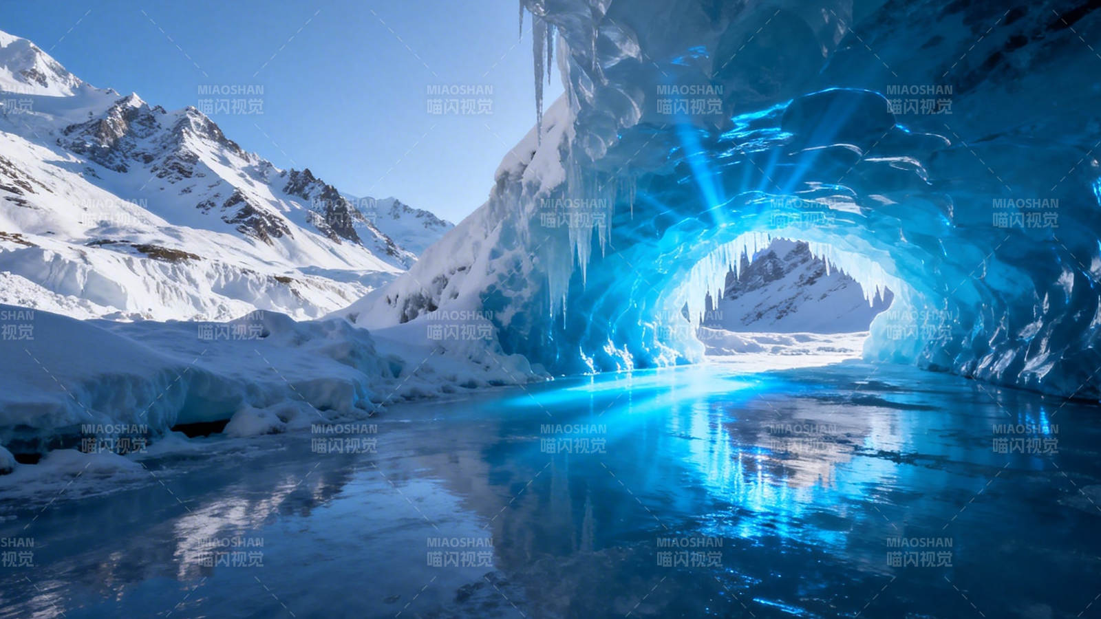 冰洞幽蓝 雪峰映水光图片