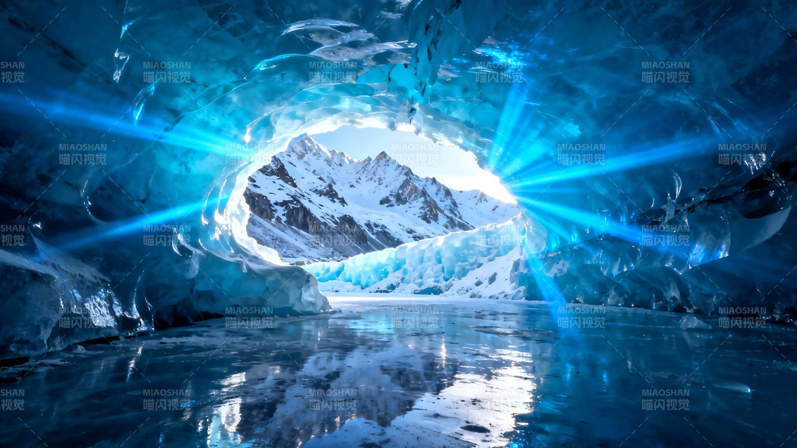冰洞奇景 蓝光穿透雪山秘境图片