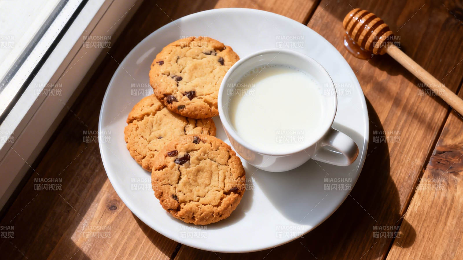 阳光下的牛奶与巧克力曲奇图片