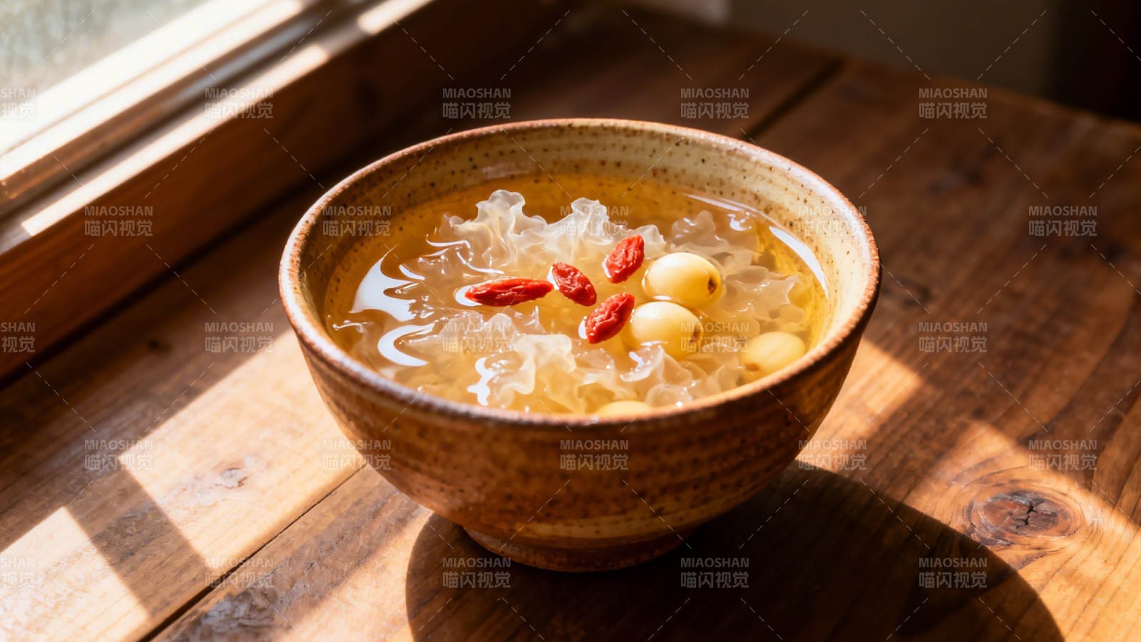 银耳莲子枸杞羹图片