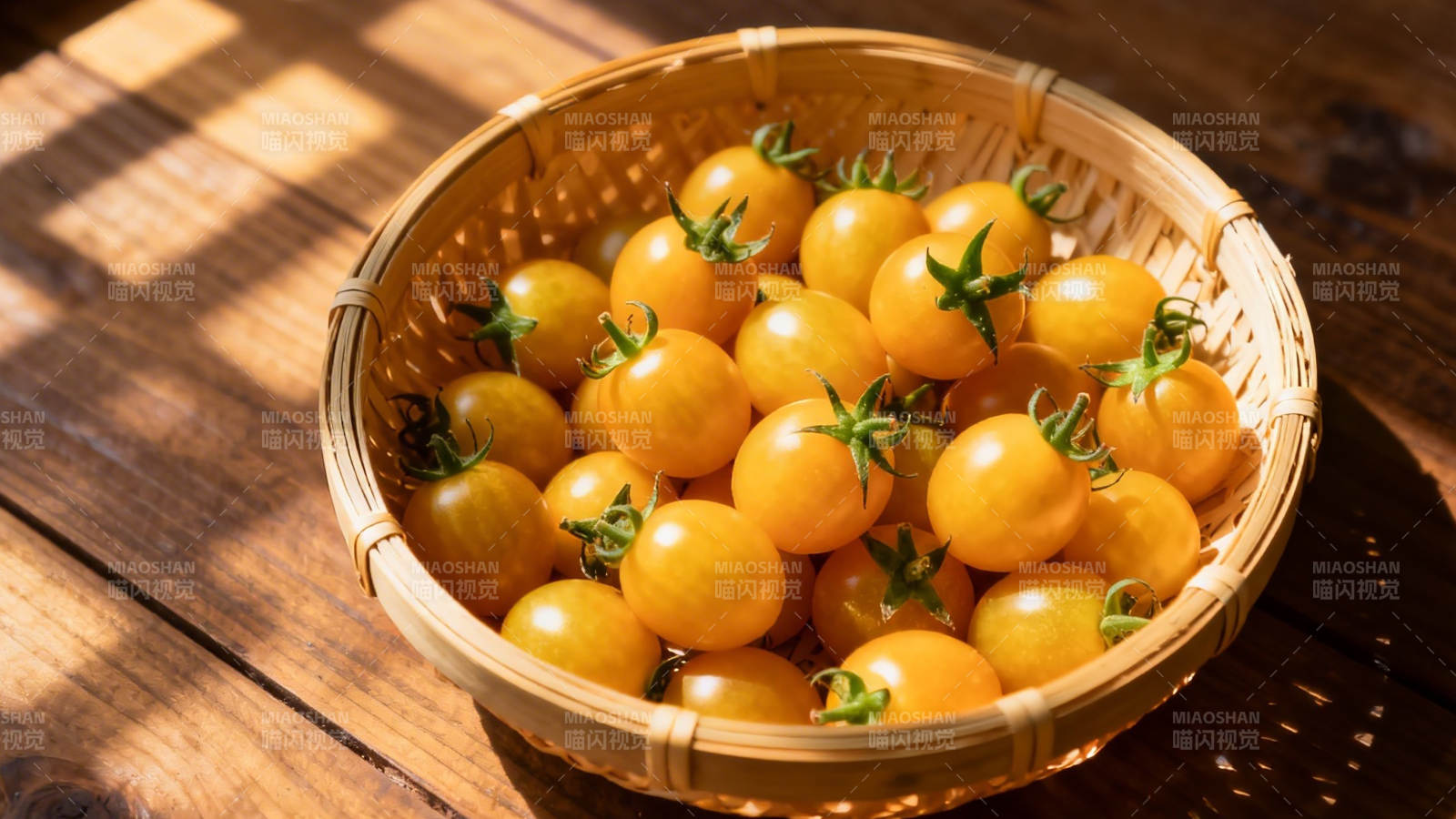 竹篮盛满金黄小番茄图片