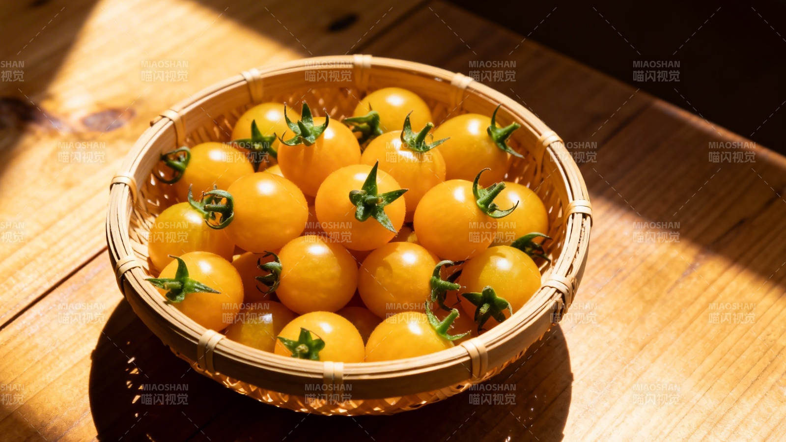 竹篮盛满金黄小番茄图片