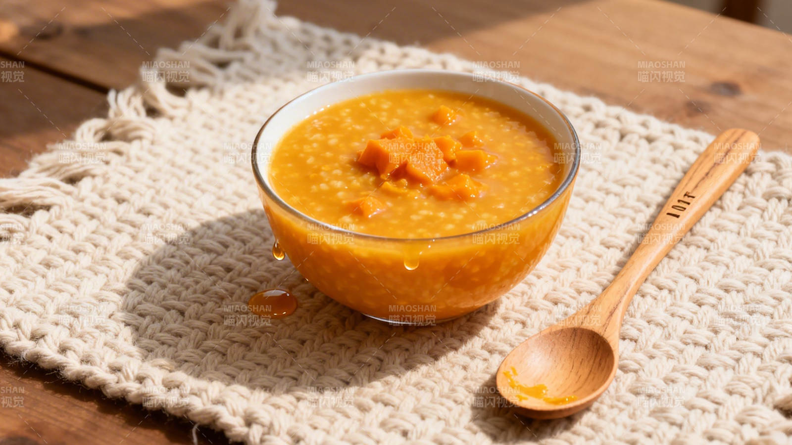 南瓜粥配木勺 暖胃又养生图片