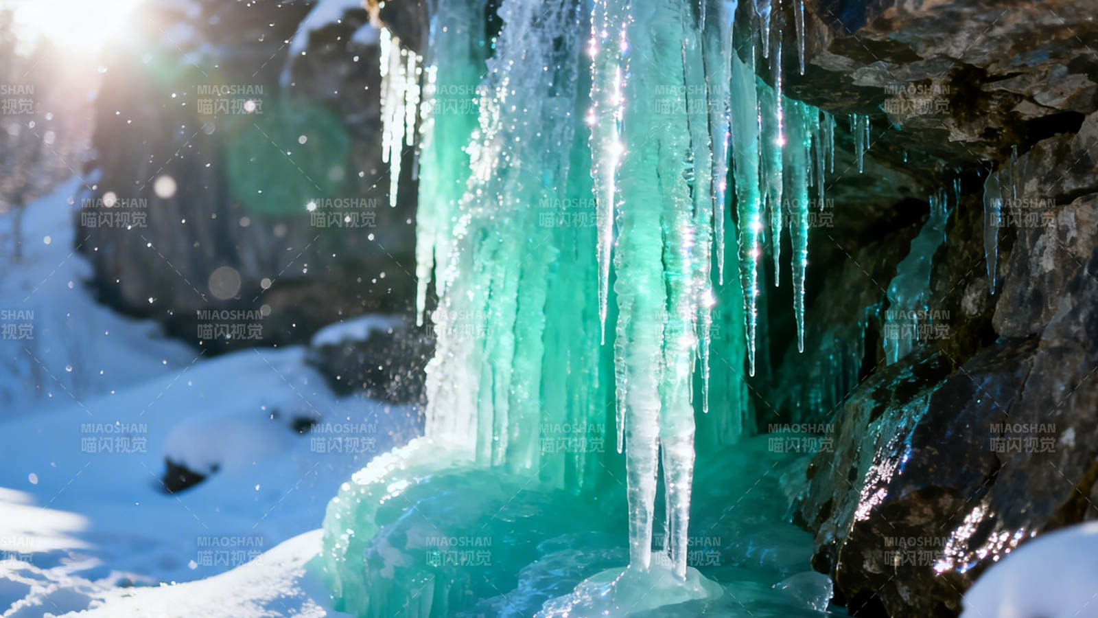 冰瀑垂挂 阳光映绿晶帘图片