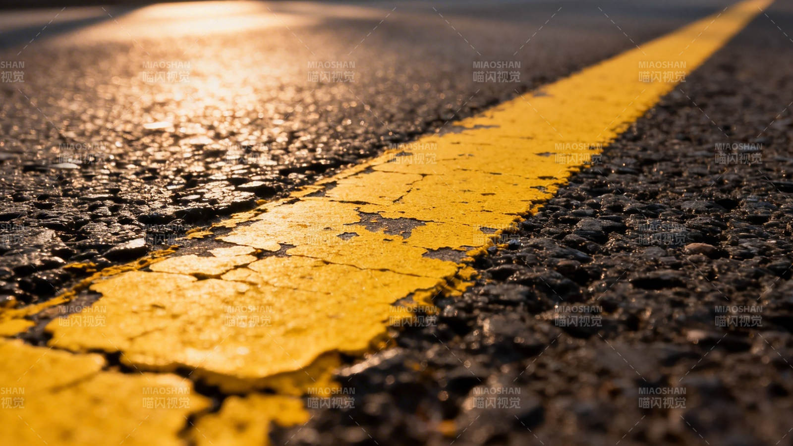 夕阳下的黄线公路图片