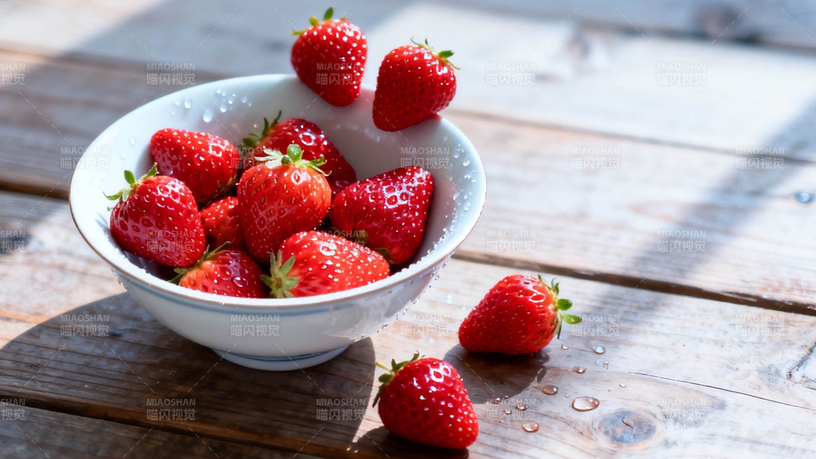 草莓满碗 阳光洒落木桌图片