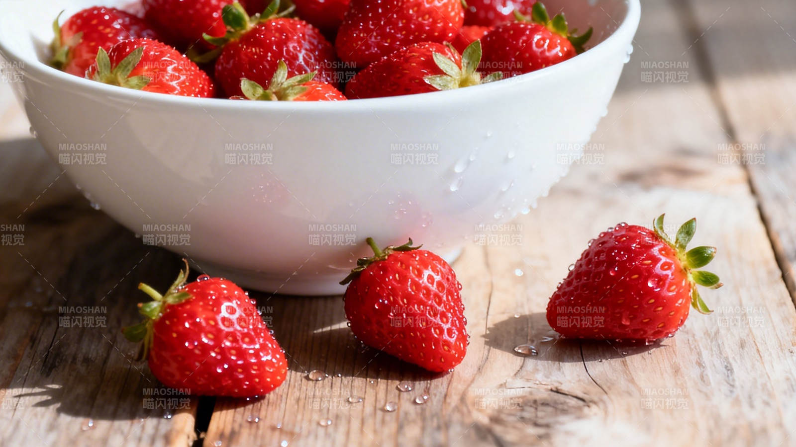 鲜红草莓 木桌上的甜蜜诱惑图片
