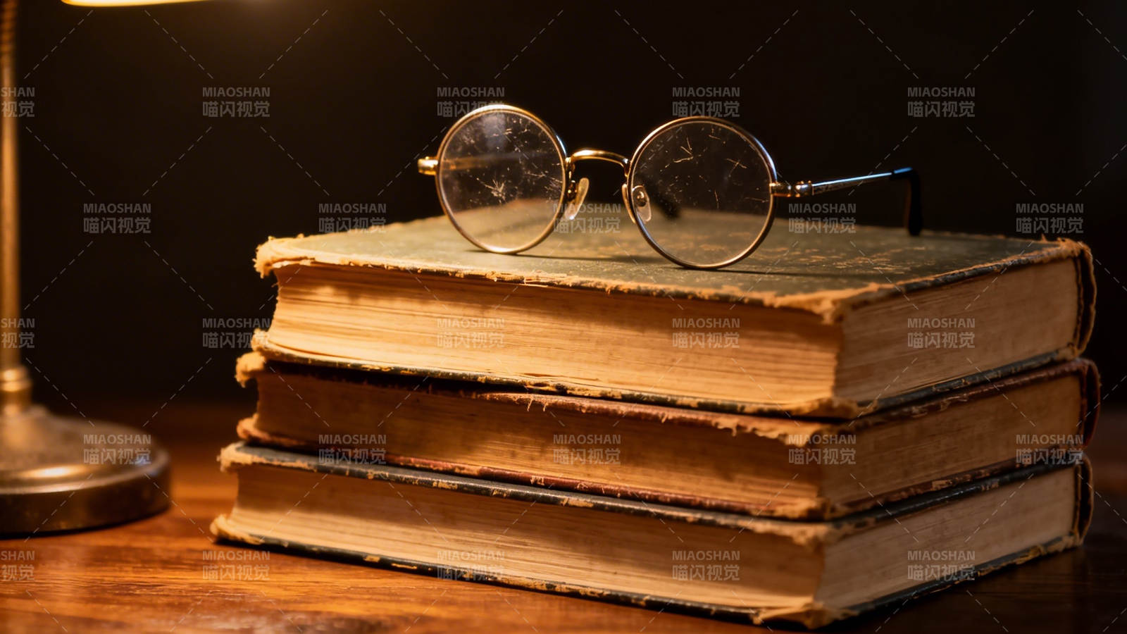 书堆上的圆框眼镜图片