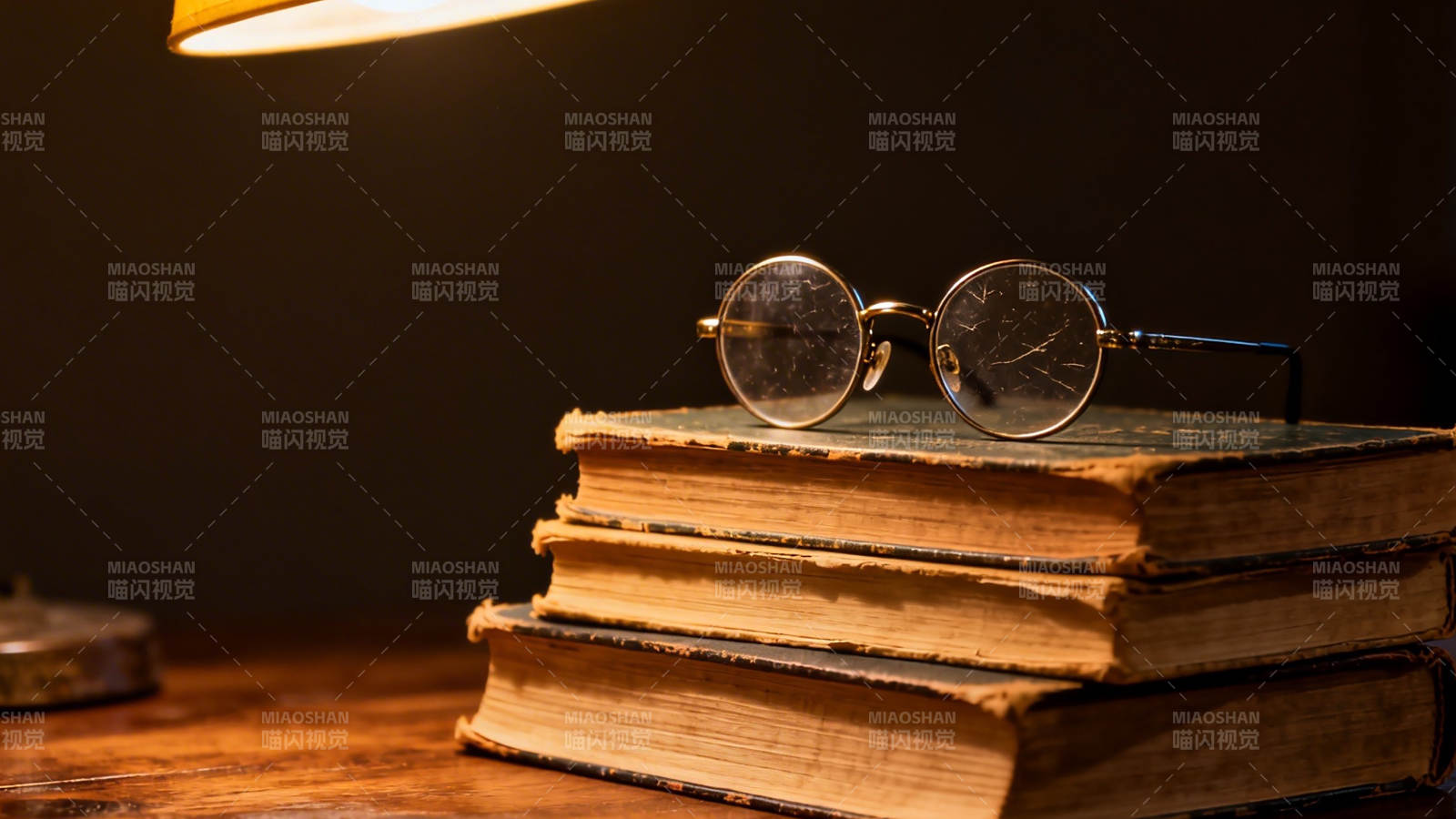 书堆上的圆框眼镜图片