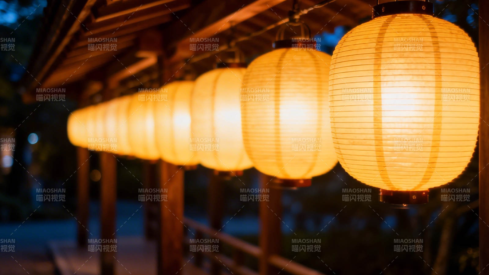 夜廊暖灯 静谧东方韵图片