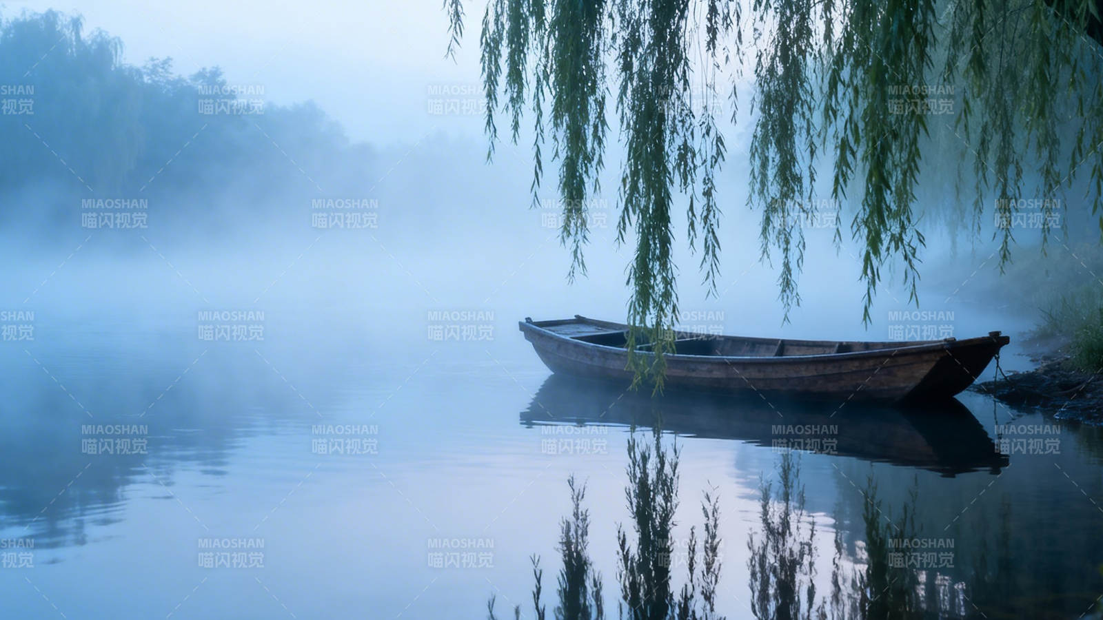 雾柳孤舟静水间图片