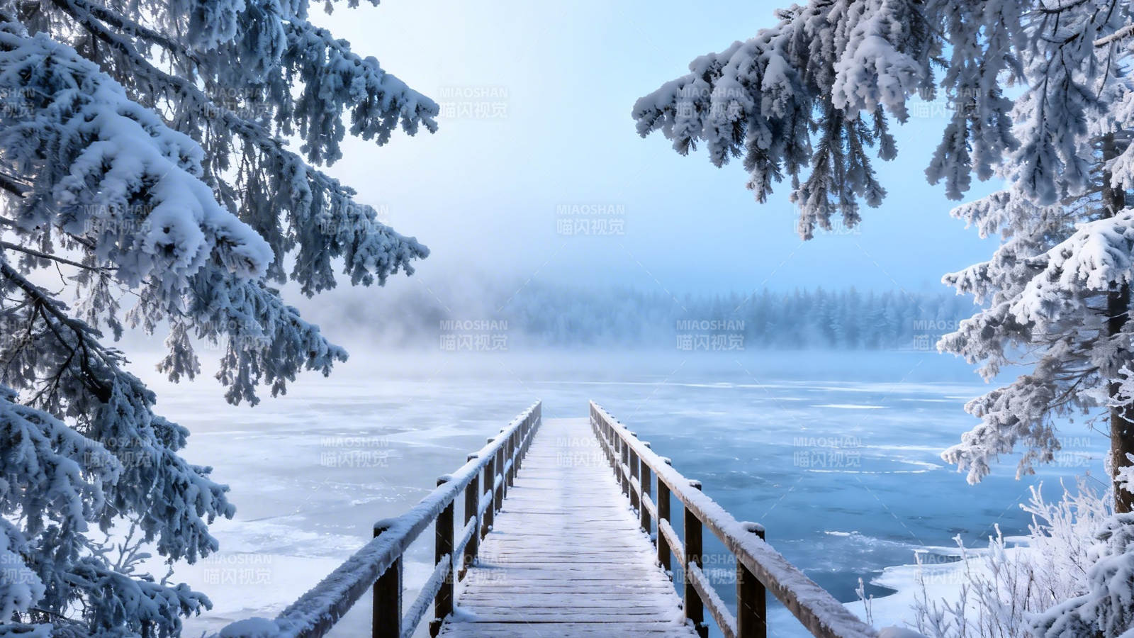 雪覆木桥 雾锁寒湖图片