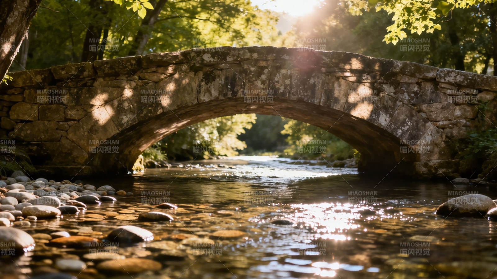 石桥映溪 阳光穿林间图片