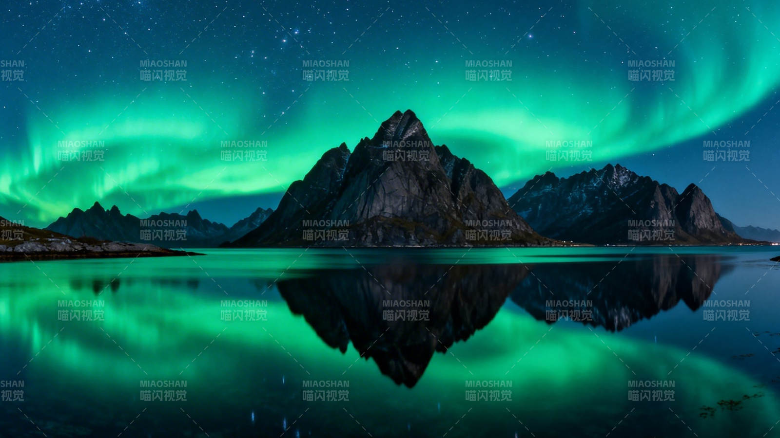 极光映山 静水如镜图片