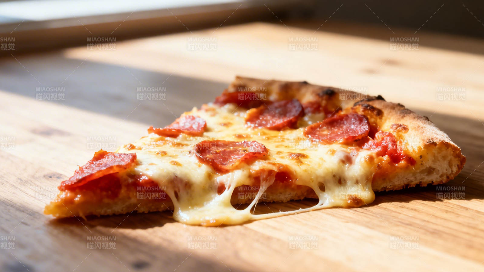 阳光下的拉丝披萨片图片