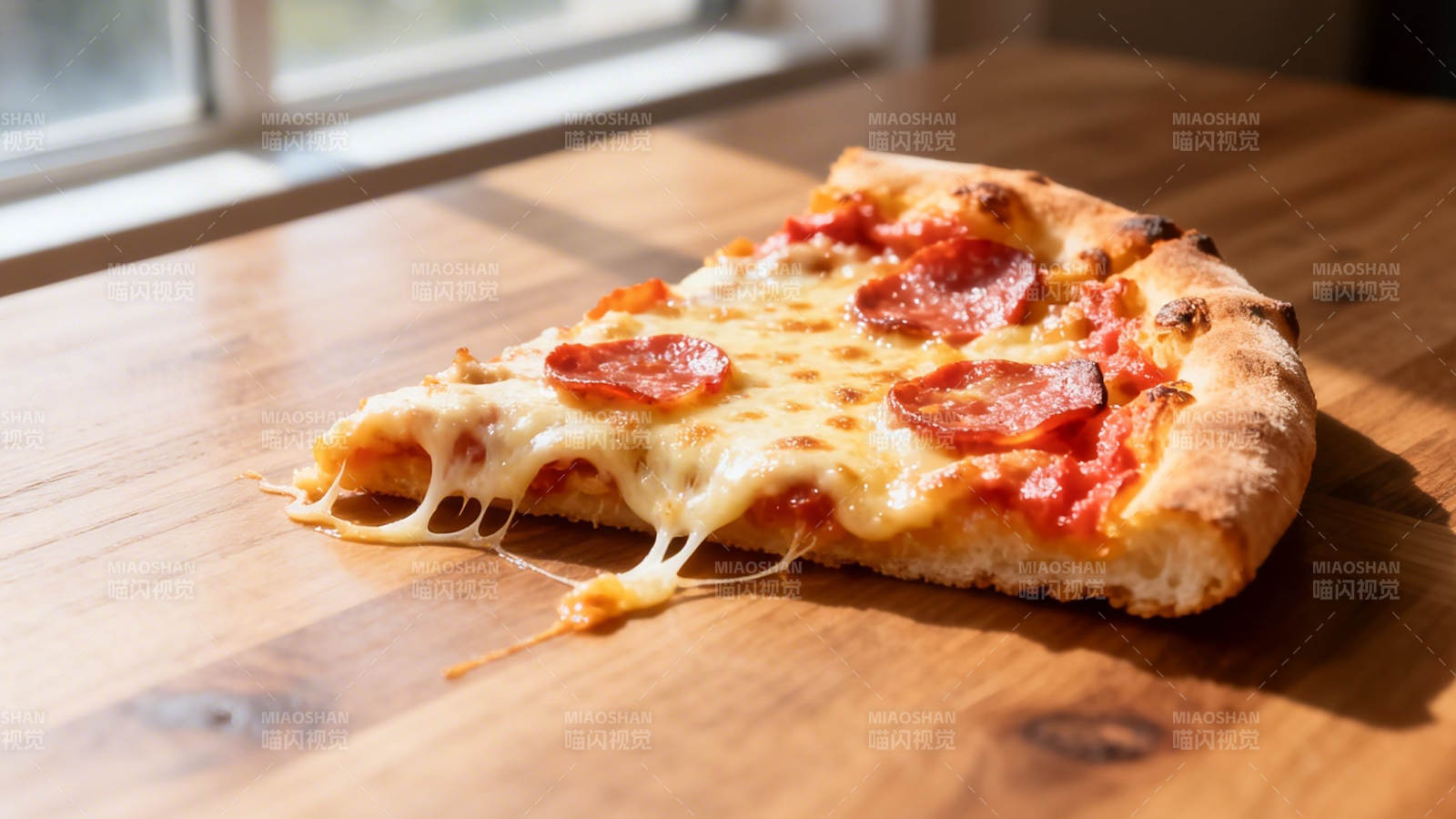 阳光下的芝士披萨 slice图片