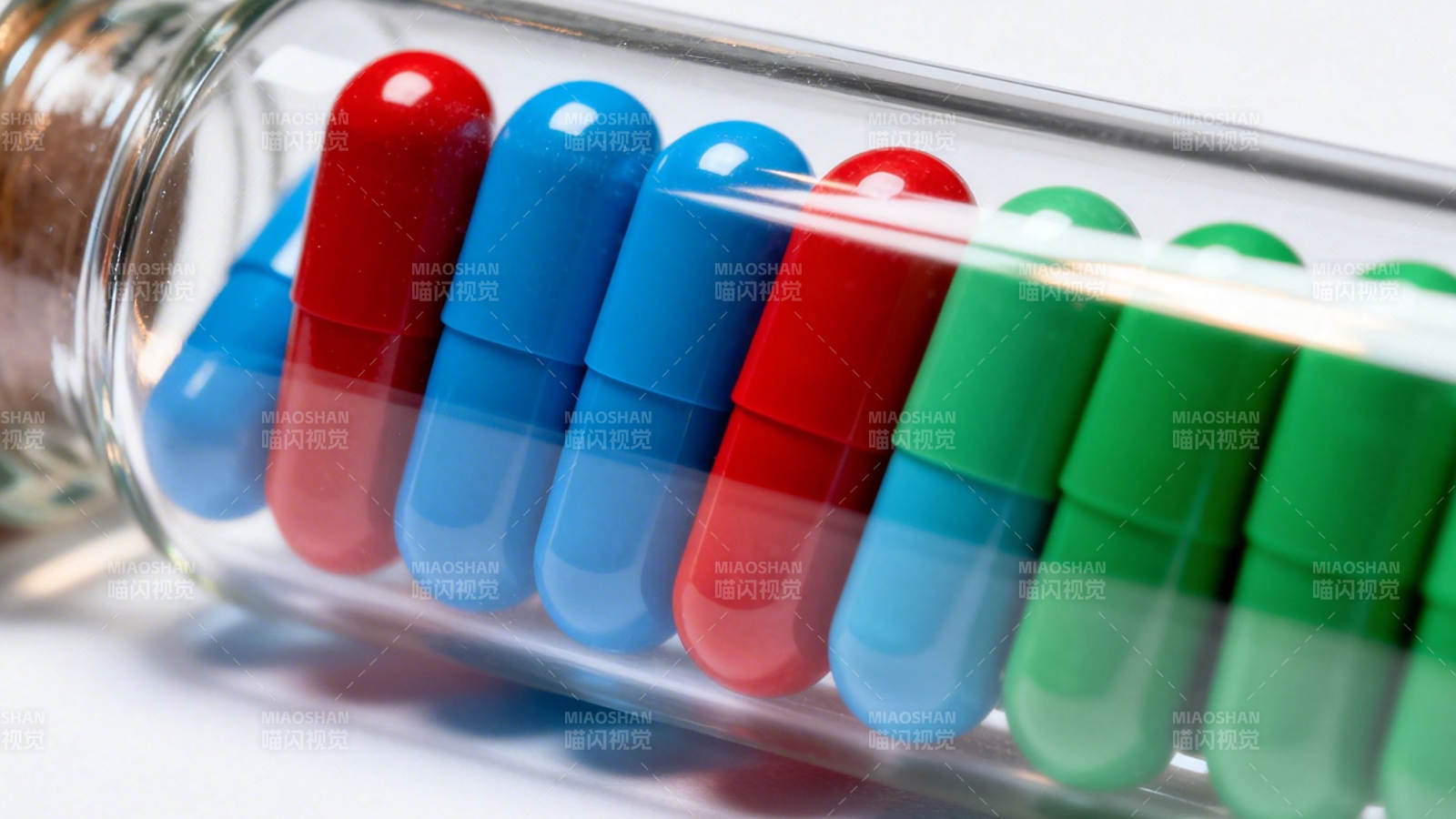 彩药胶囊瓶特写图片