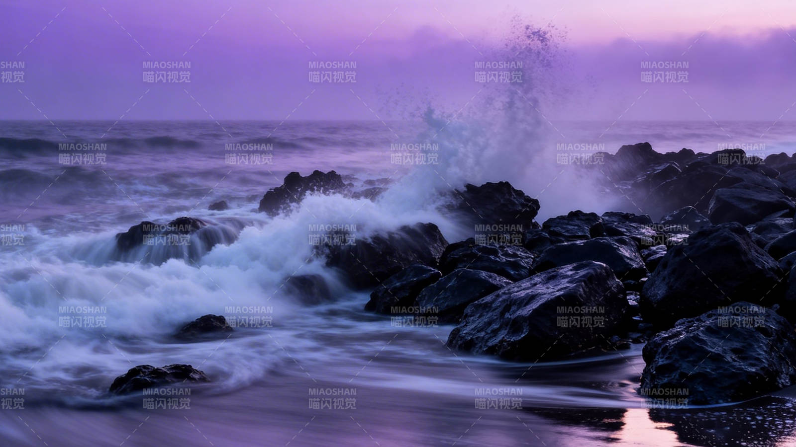 紫霞海浪拍礁石图片