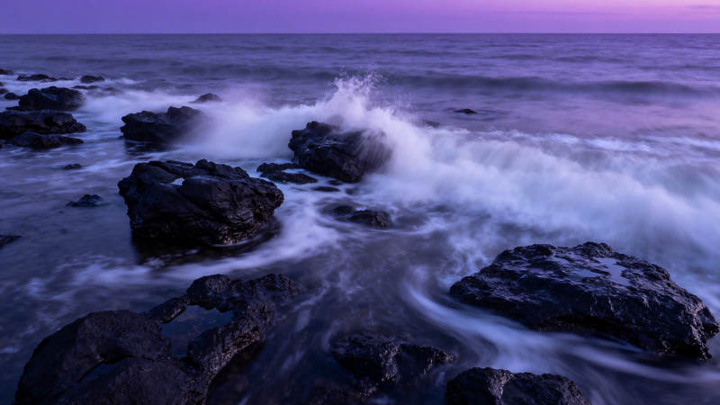 紫霞拍岸 浪涌礁石间图片