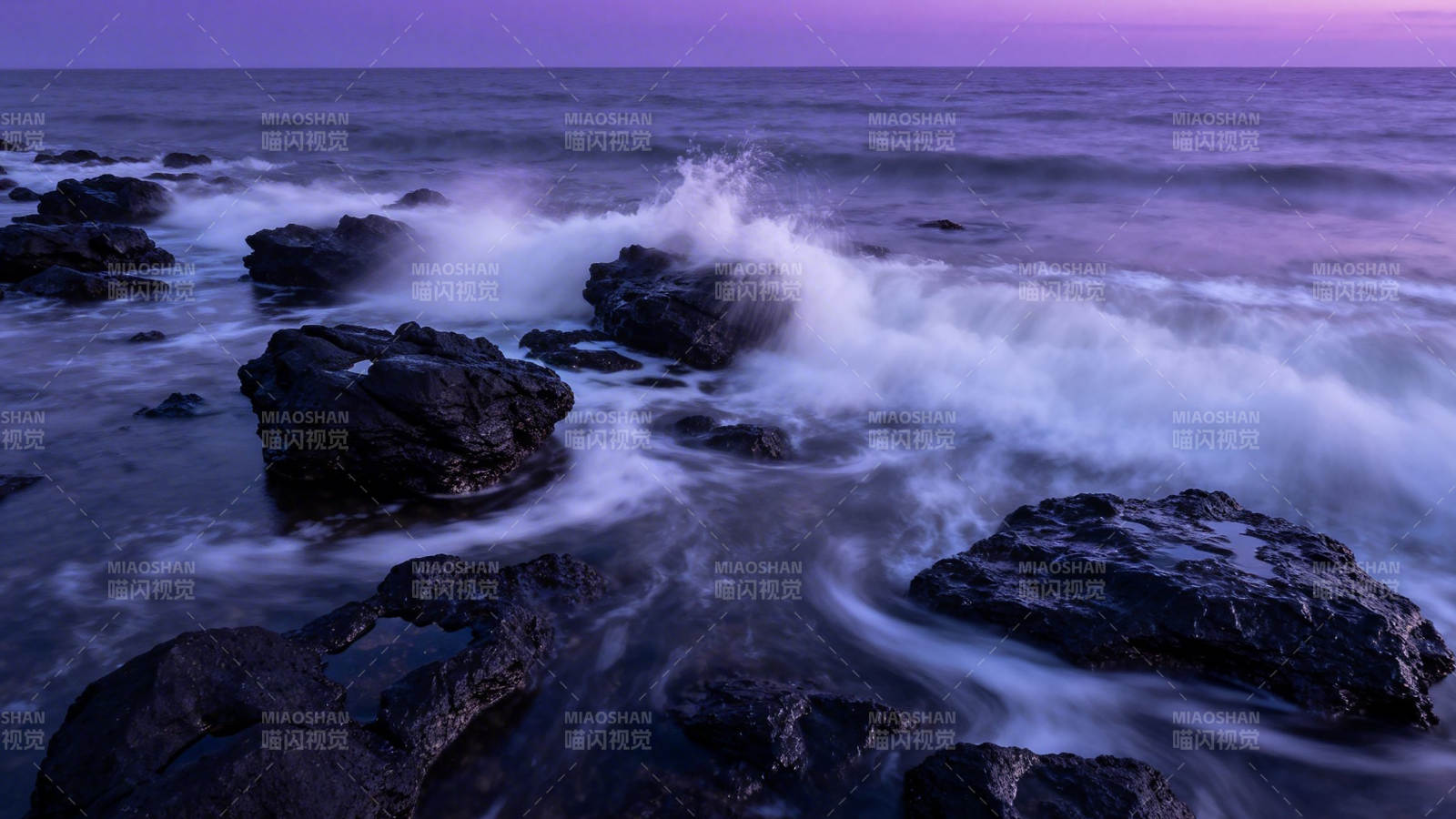 紫霞拍岸 浪涌礁石间图片