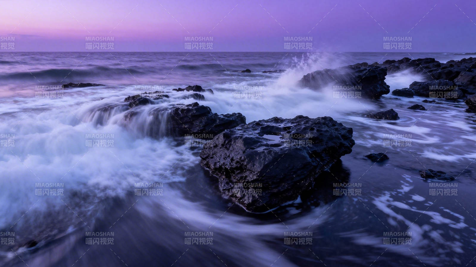 紫霞海浪拍礁石图片