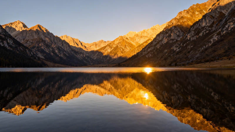 山湖金晖 倒影如画图片