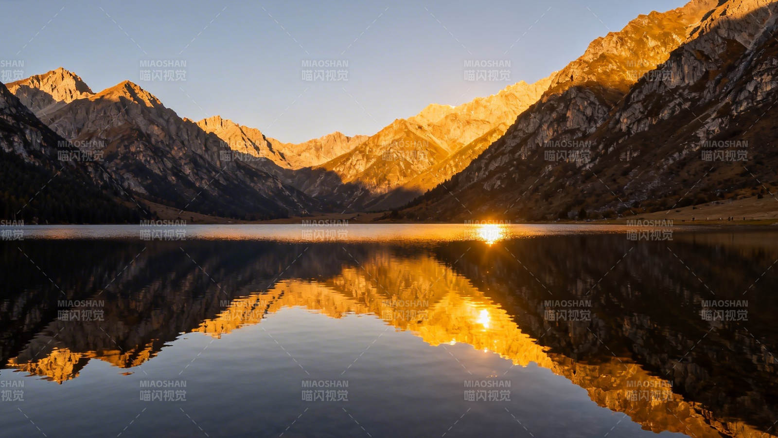 山湖金晖 倒影如画图片