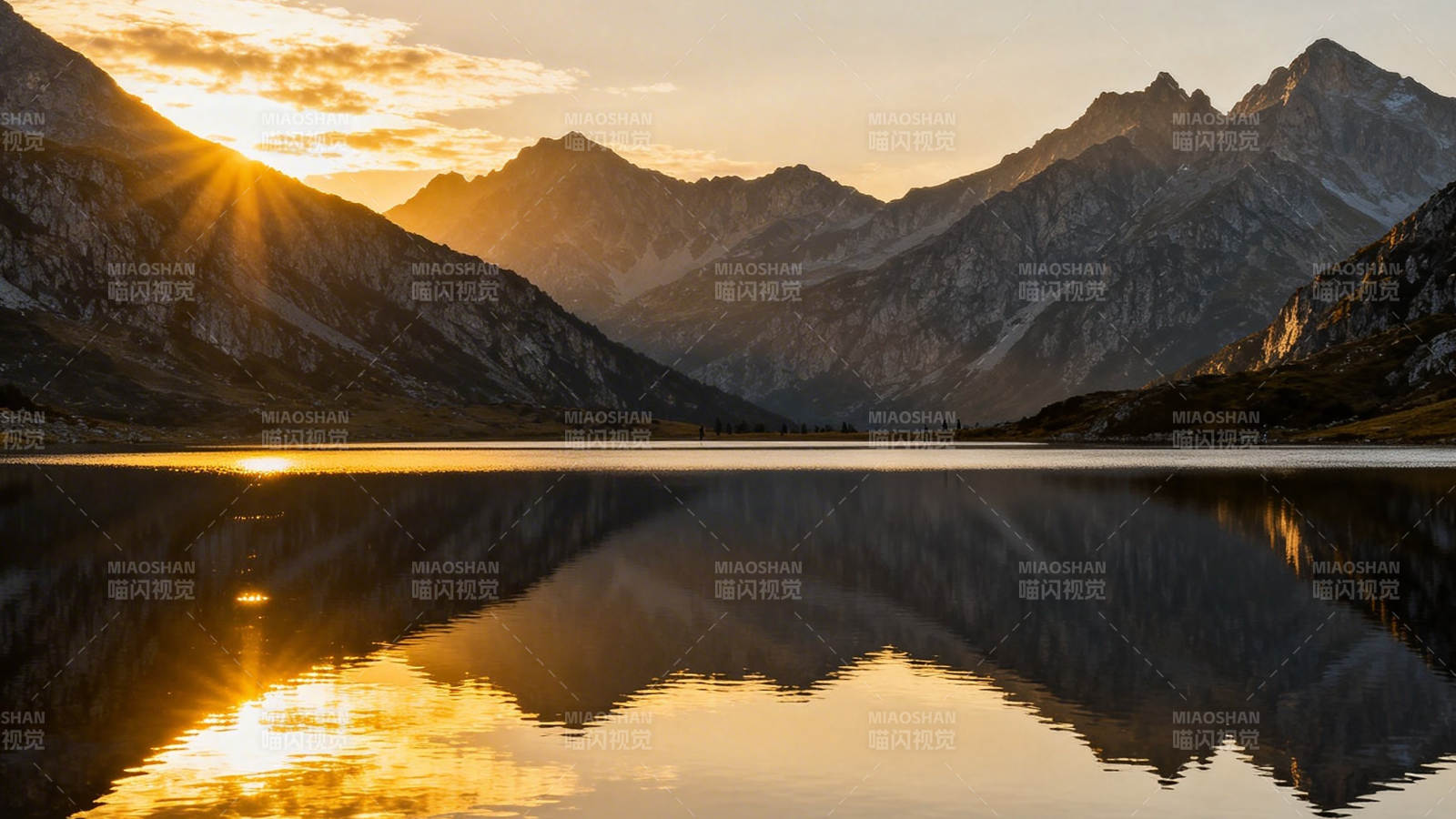 山湖日落 金辉映水镜图片