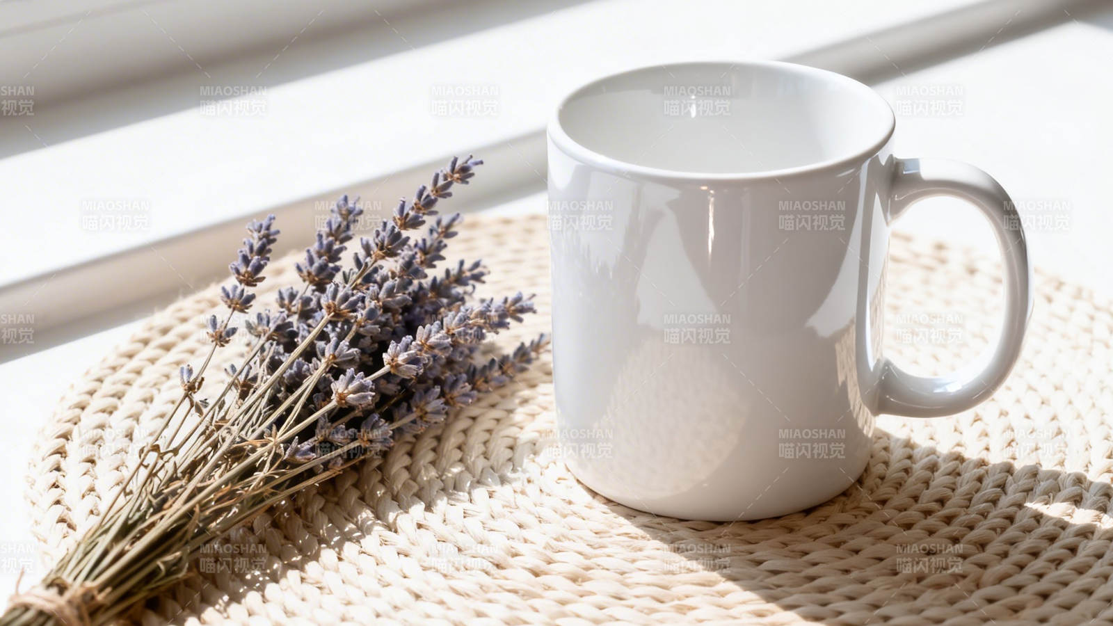 窗边白杯与薰衣草静物图片