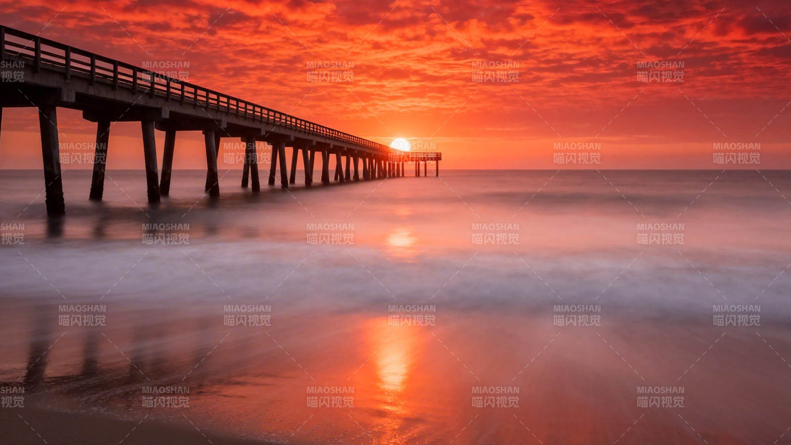 夕阳红染海天栈桥影图片